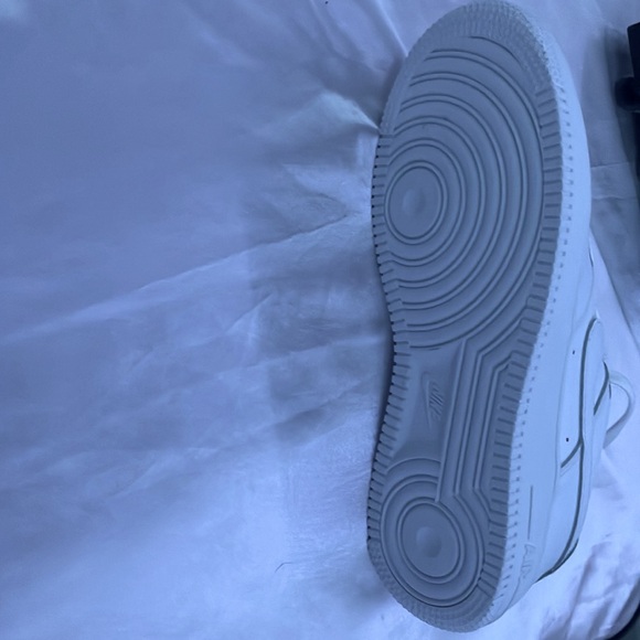 White airforces only worn once no creases no dirty marks just looks very new - Picture 3 of 3